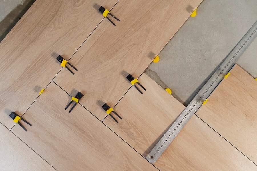 Illustration of vinyl flooring with visible expansion gaps, showcasing their importance for floor stability and longevity.