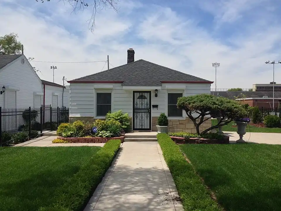 Michael Jackson House: Inside Neverland Ranch and Other Homes - Celebrity Homes | HomeImprovementGeek Michael Jackson's childhood home in Gary, Indiana