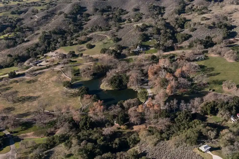 Michael Jackson House: Inside Neverland Ranch and Other Homes - Celebrity Homes | HomeImprovementGeek Aerial view of Michael Jackson's Neverland Ranch in California